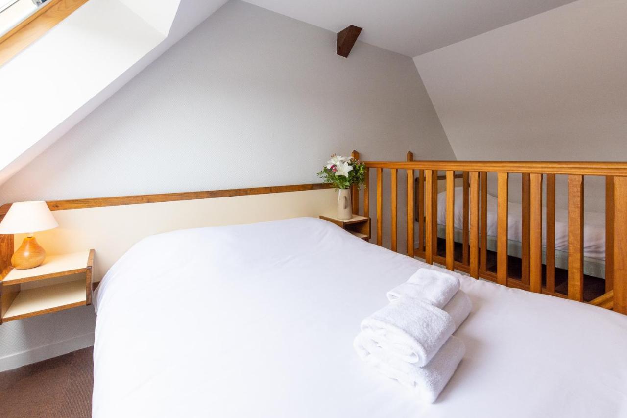Logis Saint Louis Hotell La Suze-sur-Sarthe Exteriör bild
