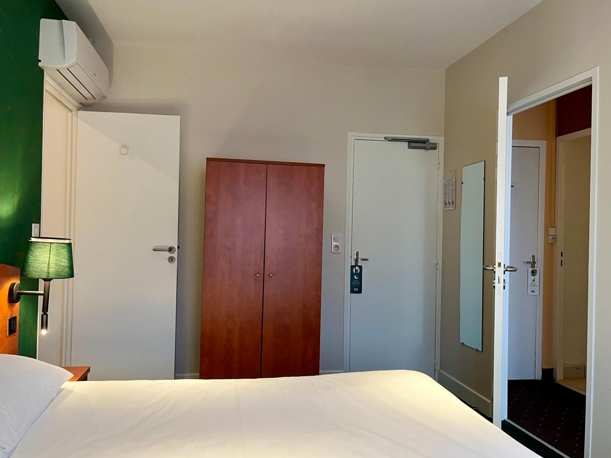 Logis Saint Louis Hotell La Suze-sur-Sarthe Exteriör bild