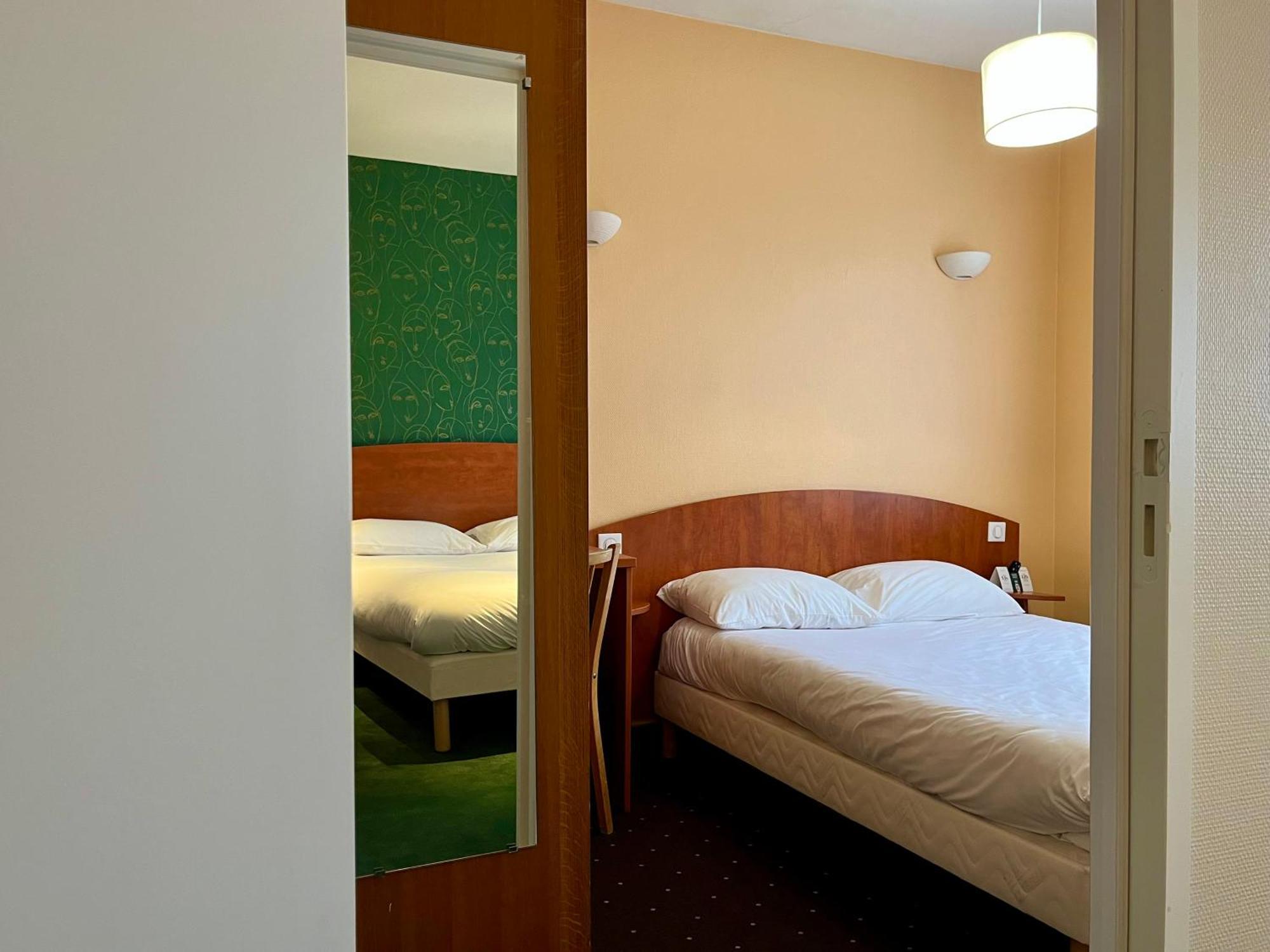 Logis Saint Louis Hotell La Suze-sur-Sarthe Exteriör bild