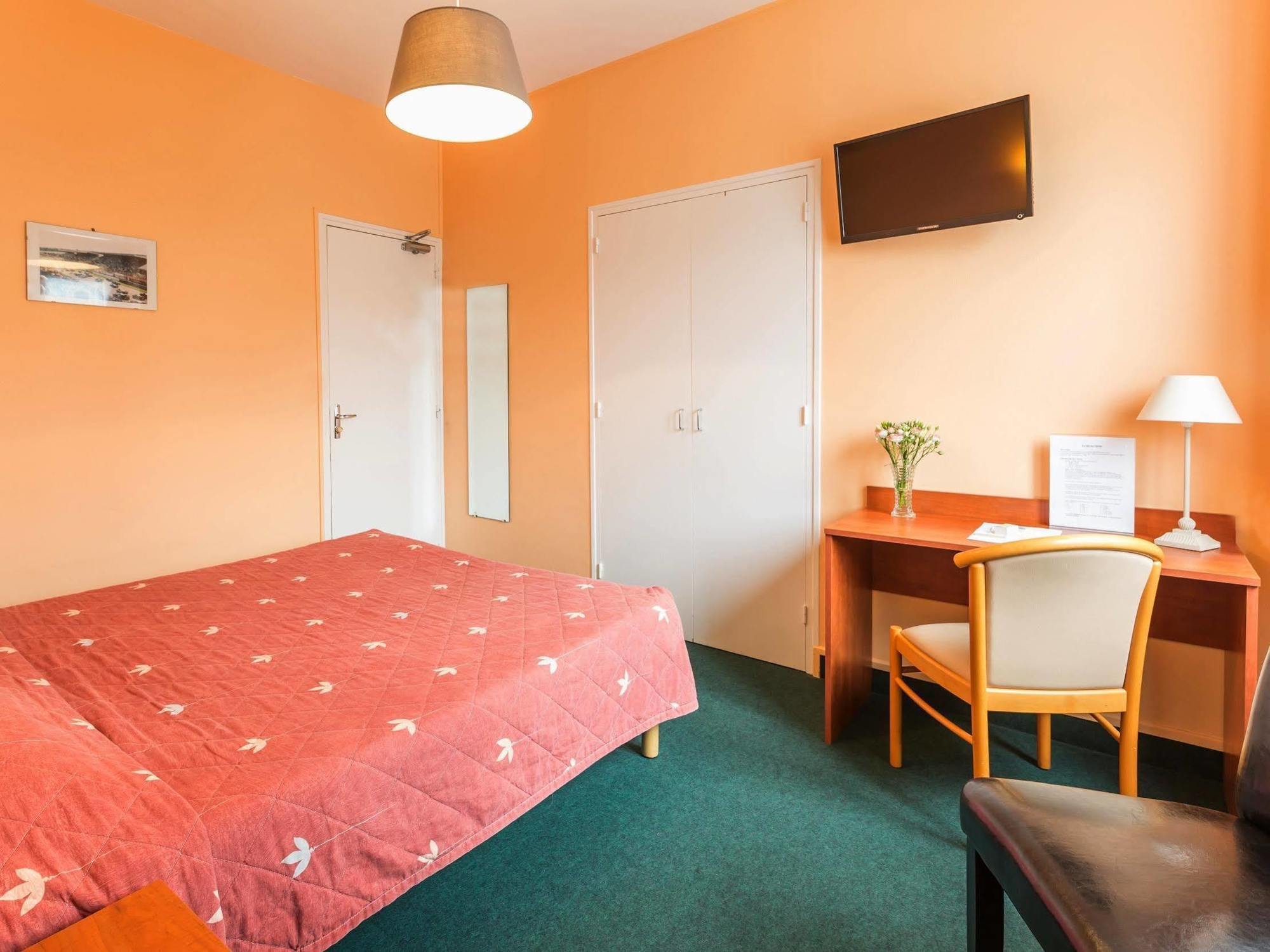 Logis Saint Louis Hotell La Suze-sur-Sarthe Exteriör bild