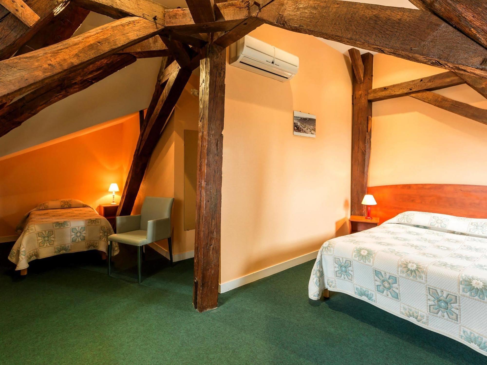 Logis Saint Louis Hotell La Suze-sur-Sarthe Exteriör bild
